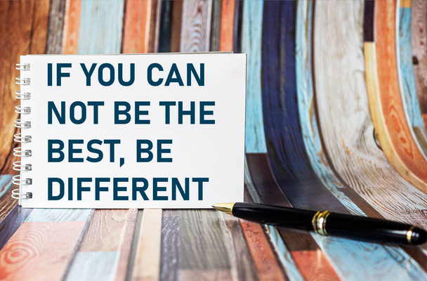 Eğer en iyisi olamıyorsanız, farklı olun - kalemi, başarı konsepti ve kişisel gelişimi olan bir defterde ilham verici bir el yazısı - Fotoğraf, Görsel