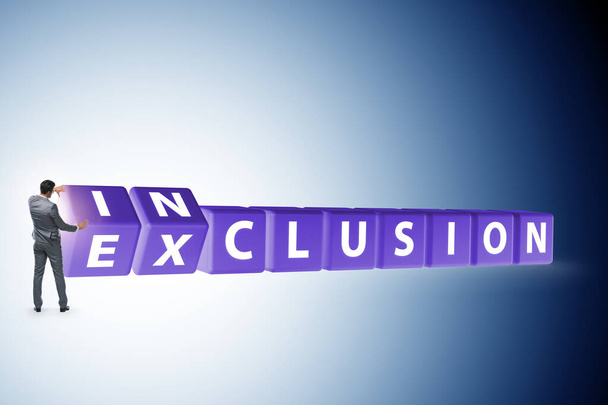 Homme d'affaires tournant cubes dans le concept d'inclusion et d'exclusion - Photo, image