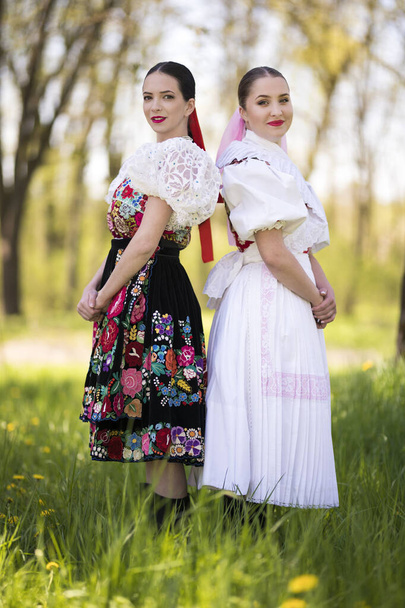 duas mulheres bonitas no traje tradicional folclórico eslovaco. - Foto, Imagem