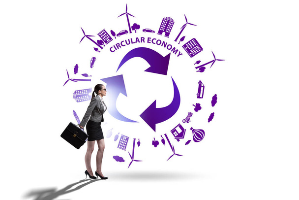 Concept van circulaire economie met zakenvrouw - Foto, afbeelding