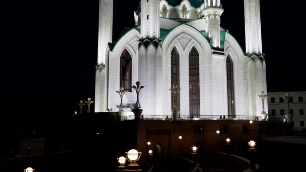 Kazán, Rusia. Mezquita Kul Sharif. En el territorio del Kremlin de Kazán. Buenas noches. 4K - Metraje, vídeo
