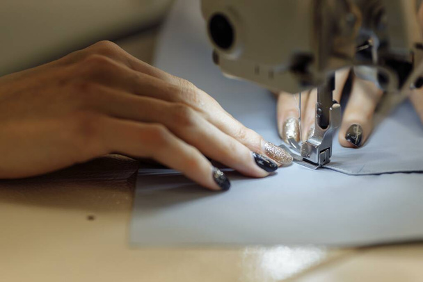 sewing machine scribbling fabric. tailoring at the factory. - Foto, Imagem