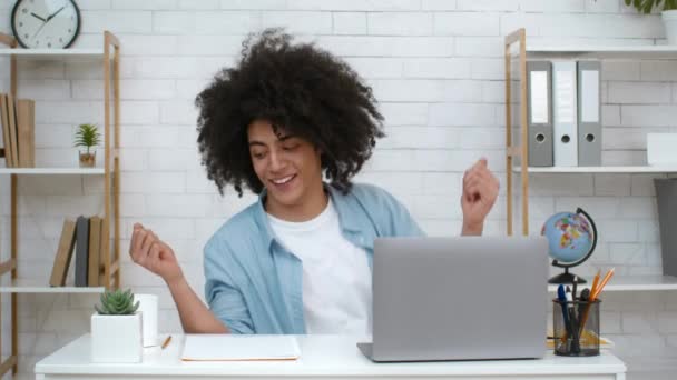 Iloinen Guy Laptop Dancing ottaa hauskaa juhlii menestystä sisätiloissa - Materiaali, video