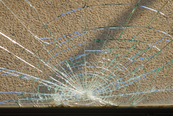 Vetro infrangibile rotto. Vandali finestra danneggiata. Violazione del ladro - Foto, immagini