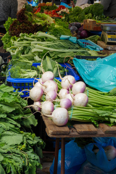 Hortalizas frescas de nabo ecológico en un mercado de verduras con otras materias primas - Foto, Imagen
