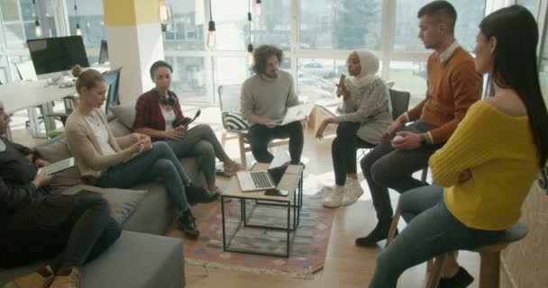 Multirassische Mitarbeiter diskutieren über ihre Ideen, die sie teilen - Filmmaterial, Video