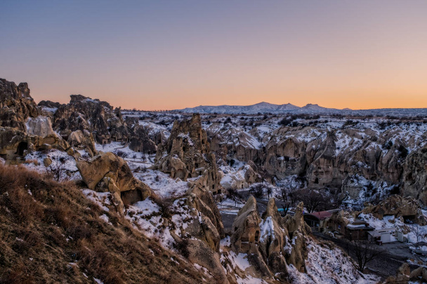 Capadócia, Anatólia, Turquia. Museu ao ar livre, parque nacional de Goreme ao pôr-do-sol. Fevereiro de 2021 - Foto, Imagem