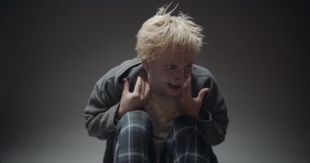 Σπασμένο αγόρι να πάρει πληγεί από το άγχος πραγματικά σκληρά, ενώ κλαίνε, κατάθλιψη έννοια - Πλάνα, βίντεο