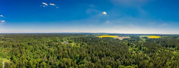 Idyllisch wonen tussen een groen, fris uitgezonden bos in een panoramisch uitzicht op een zonnige dag in de lente, bavaria germany. - Foto, afbeelding