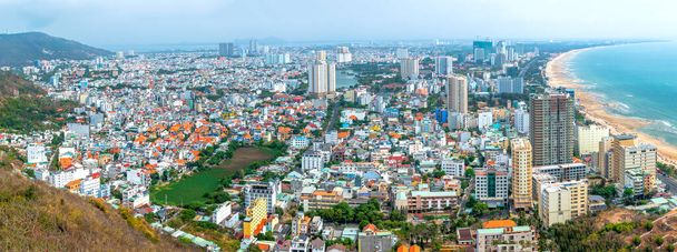 人気のビーチシティであるブンタウ、ベトナムの空中ビュー。海と山に近い混雑した小さな建物があります。. - 写真・画像