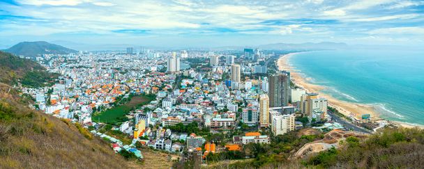 Luchtfoto uitzicht op Vung Tau, Vietnam, dat is de populaire strand stad. Er zijn drukke kleine gebouw dicht bij de zee en de berg. - Foto, afbeelding
