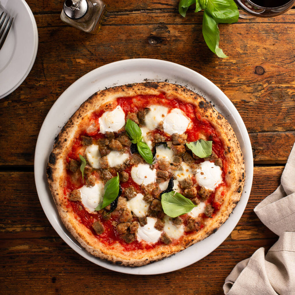 Freshly baked Neapolitan pizza with mozzarella and basil - Foto, Imagem