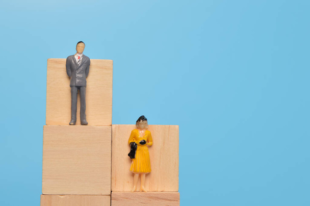 Miniaturas de hombres de negocios y mujeres de negocios de pie sobre un bloque de madera con espacio para copias - Foto, imagen