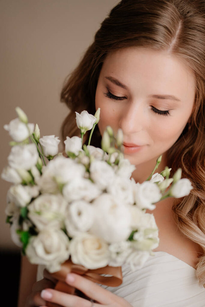 close up. portrait of a beautiful bride with a bouquet. Wedding traditions. - Zdjęcie, obraz