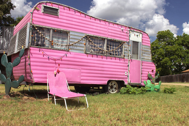 Vaaleanpunainen Matkailuperävaunu tuoli ja kaktus sininen taivas ja pilvet - Valokuva, kuva