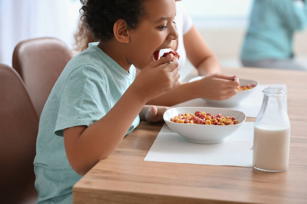 Kleiner Junge isst Cornflakes zu Hause - Foto, Bild