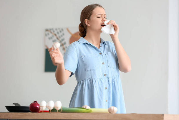 Молодая женщина с пищевой аллергией на кухне - Фото, изображение