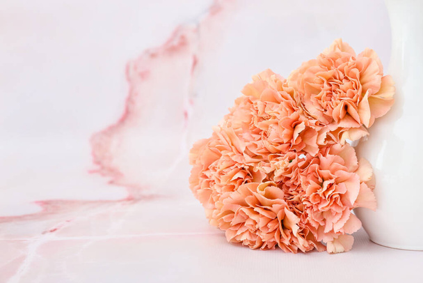 Bellissimi fiori di garofano e vaso su sfondo chiaro - Foto, immagini