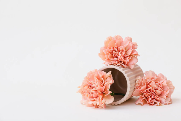 Lindas flores de cravo e vaso no fundo de cor - Foto, Imagem