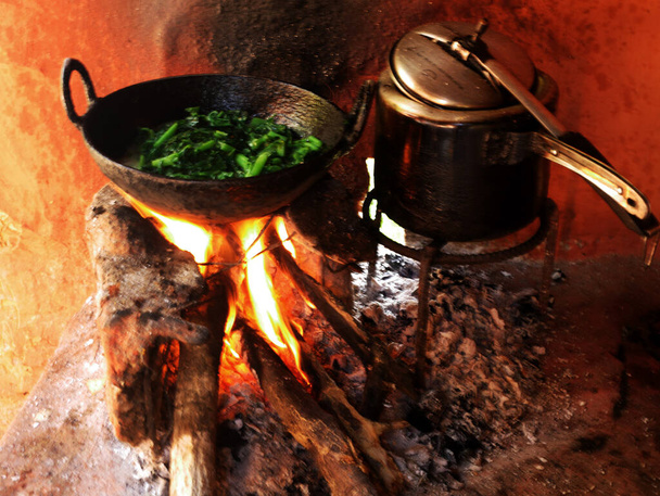 Nepali uso antigo vintage retro utensílios de cozinha cozinha comida estilo nepalês na lareira fogão velho no restaurante local para servir e vender viajantes pessoas na capital de Gandaki Pradesh em Pokhara, Nepal - Foto, Imagem