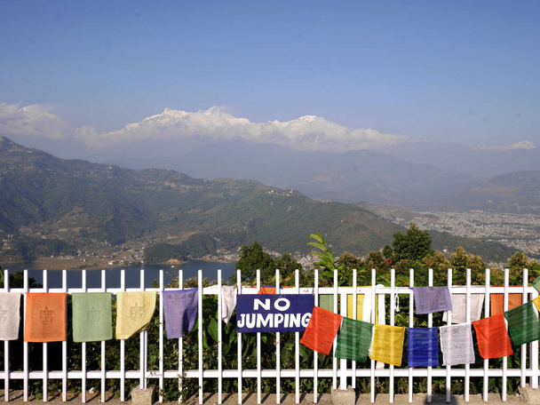 Luftaufnahme Landschaft Fewa See und Himalaya-Gebirge mit Stadtbild Pokhara Hügelland Dorf Stadt der Hauptstadt von Gandaki Pradesh für Nepalesen und ausländische Reisende Reisebesuch in Pokhara, Nepal - Foto, Bild