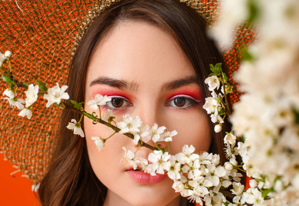Çiçekli bahar dalları olan güzel genç bir kadın. - Fotoğraf, Görsel