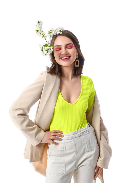 Красива молода жінка з квітучими весняними гілками на білому тлі
 - Фото, зображення