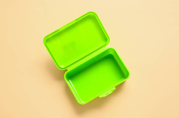 Boîte à lunch en plastique sur fond de couleur - Photo, image