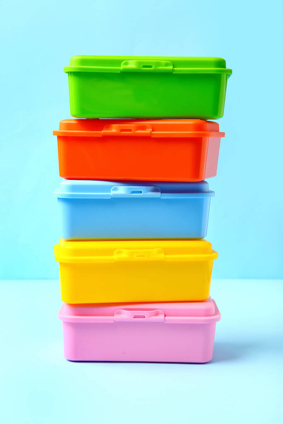 Пластикові обідні коробки на кольоровому фоні
 - Фото, зображення