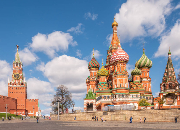 Moscow, Russia - May, 05, 2021: Intercession Cathedral or St. Basil's Cathedral and the Spassky Tower of Moscow Kremlin at Red Square in Moscow, Russia. Russian history, Moscow architecture - Foto, afbeelding