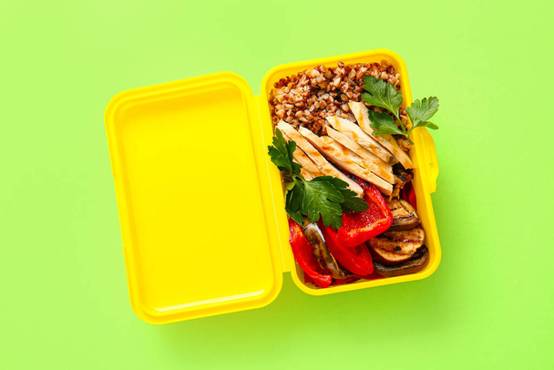 Boîte à lunch avec des aliments savoureux sur fond de couleur - Photo, image