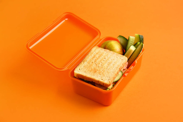 Lounas laatikko maukasta ruokaa värillinen tausta - Valokuva, kuva
