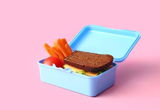 Oběd box s chutným jídlem na barevném pozadí - Fotografie, Obrázek