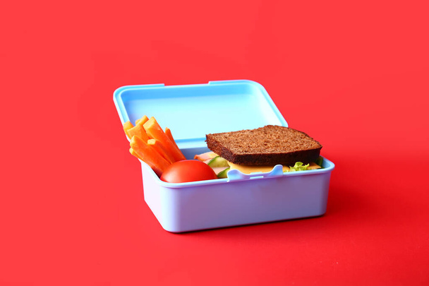 Oběd box s chutným jídlem na barevném pozadí - Fotografie, Obrázek