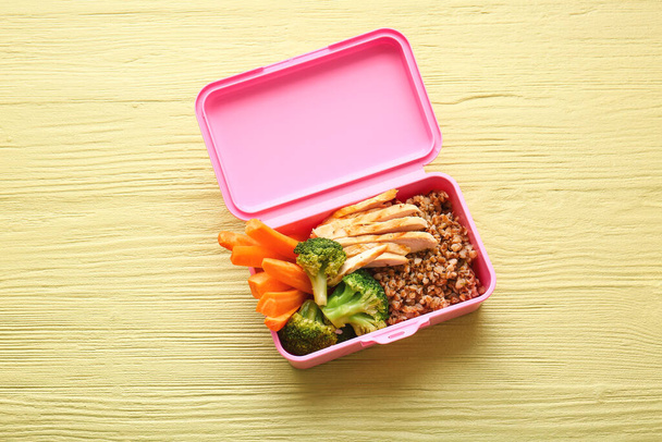 Pudełko na lunch ze smacznym jedzeniem na drewnianym tle - Zdjęcie, obraz