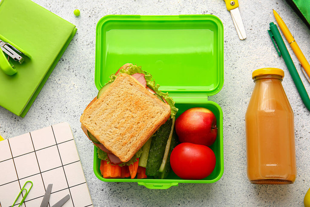 Обідня коробка зі смачною їжею на світлому фоні
 - Фото, зображення