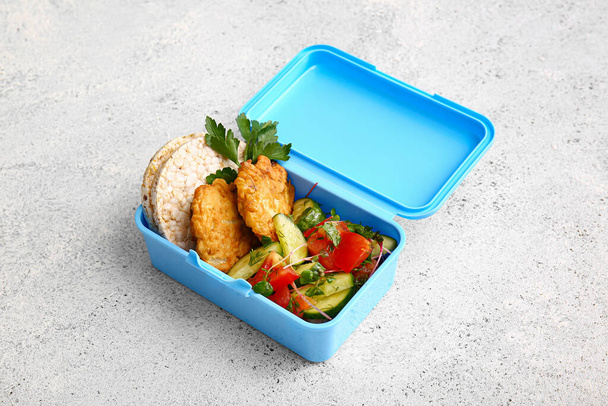 Lunchbox mit leckerem Essen auf hellem Hintergrund - Foto, Bild
