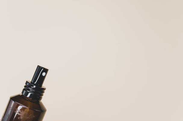 A closeup shot of a brown transparent spray bottle - Φωτογραφία, εικόνα