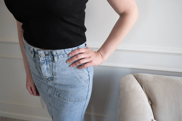 Портрет женщины в джинсовой юбке  - Фото, изображение