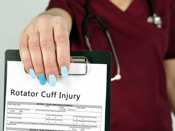 Zdravotnictví koncept o Rotator Cuff zranění s nápisem na kusu papíru - Fotografie, Obrázek