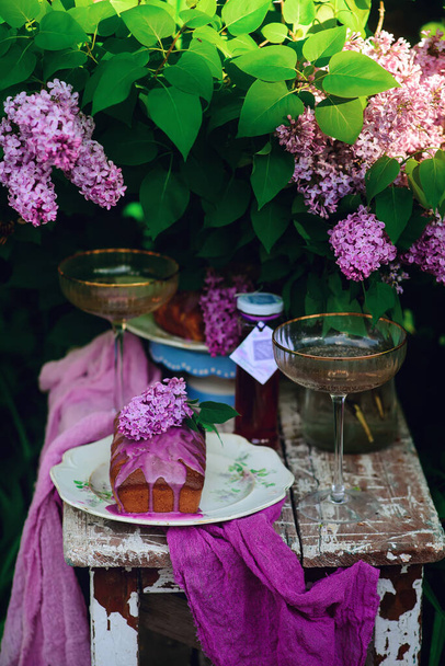 Laventeli lasite kakku pöydälle kevään puutarhassa.. tyyli vintage.selektiivinen keskittyä - Valokuva, kuva
