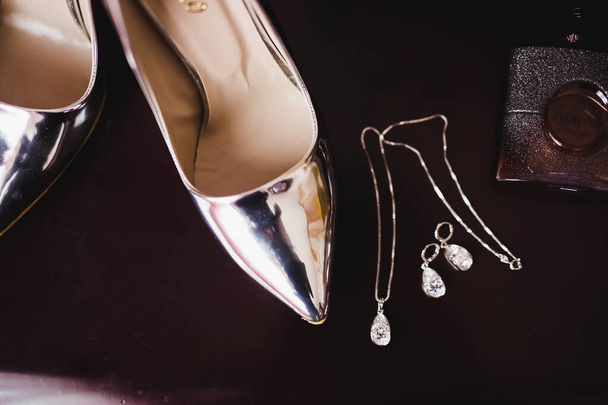 Brides wedding shoes and costume jewellery - Foto, imagen