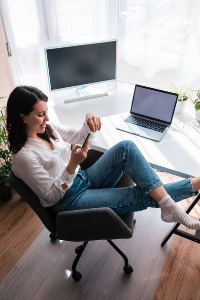 woman freelancer sitting at working place surfing internet on the phone copy space lifestyle - Foto, imagen