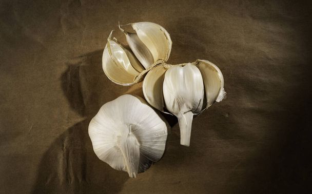 Close up of fresh garlic on table - Zdjęcie, obraz