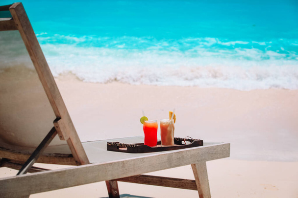 Świeże soki owocowe na tropikalnej plaży piaskowej - Zdjęcie, obraz