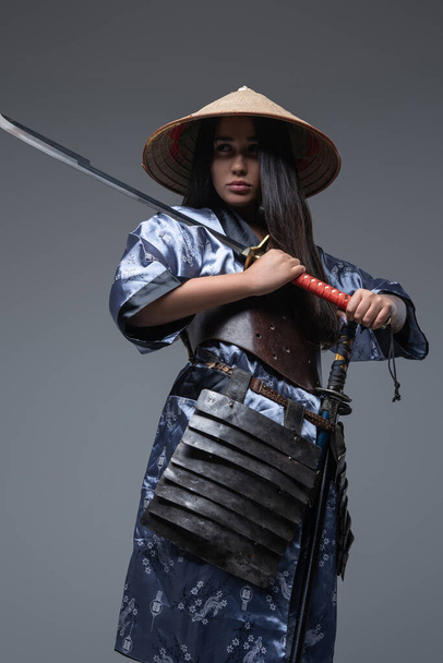 Nainen samurai pukeutunut kimono tilalla Katana - Valokuva, kuva