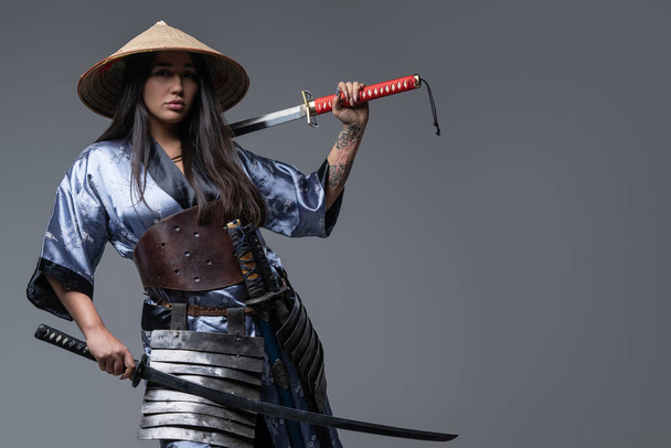 Kämpferin aus dem Osten mit Katana auf der Schulter - Foto, Bild