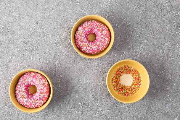 Donuts sucrés avec fondant close-up, vue sur le dessus - Photo, image