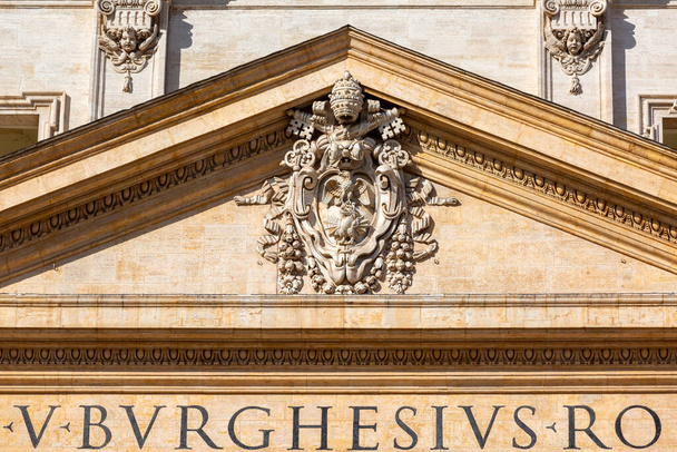 Vaticano, Roma, Italia - 9 de octubre de 2020: Escudos de armas de la Santa Sede y de la Ciudad del Vaticano en la fachada de la Basílica de San Pedro.  - Foto, Imagen