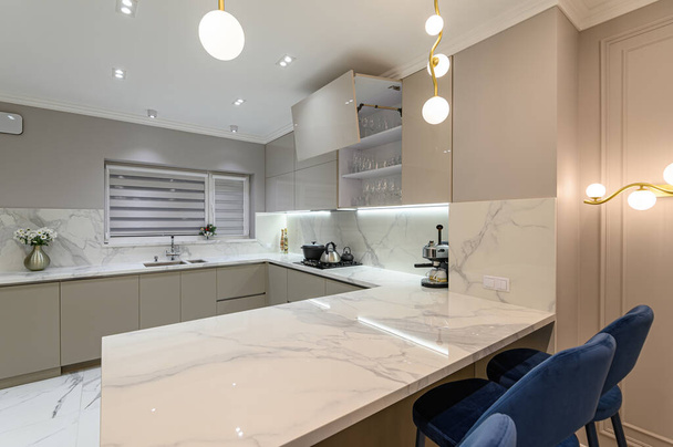Luxe witte moderne marmeren keuken in studio ruimte - Foto, afbeelding